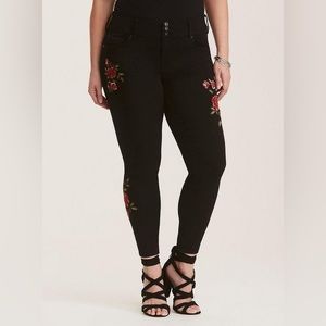 TORRID NWT Super Stretch Floral Embroidered Jegging (20R)
